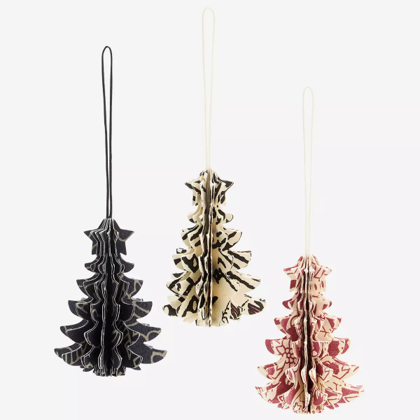 Madam Stoltz Weihnachtsaufhänger: Handgefertigte Papierbäume